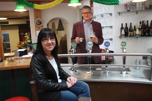 Helena Autengruber mit Peter Mosgan, der das Hotel und den Gasthof Torwirt führt