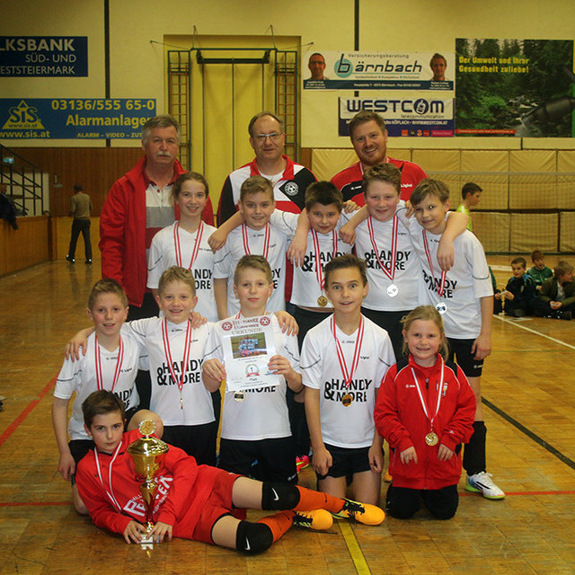 Die Sieger des U11-Turniers des FC Lankowitz: die Buben und Mädchen des FC Ligist mit Heinz Rauth und Jugendleiter Ing. Tinnacher.