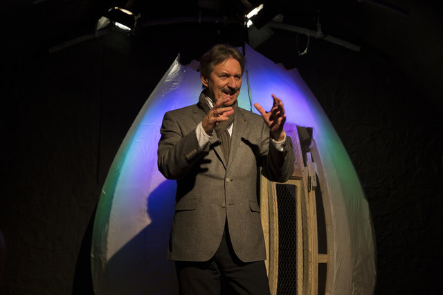 Auch Bgm. Hans Lintner stand mit seiner Gratulations-Rede im Rampenlicht des Schwazer Kellertheaters.