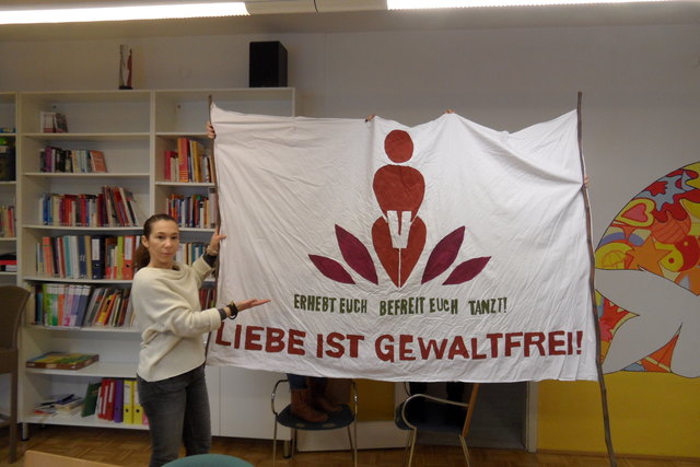 Petra Feier vom Mädchenzentrum Klagenfurt mit dem "One Billion Rising"-Plakat des Vorjahres
