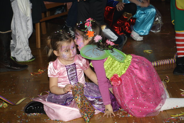 Der Schmetterling und die gute Fee unterhielten sich beim Kindermaskenball prächtig.