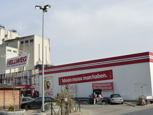 "Ideen muss man haben" so lautet der Slogan von Hellweg (Bild vom Sommer 2014)