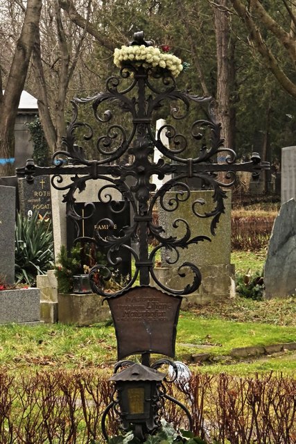Da war einmal dieses schöne Friedhofskreuz, das ein so nettes Kränzchen tragen durfte
