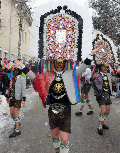 Milser Spiegeltuxer beim großen Fasnachtsumzug.