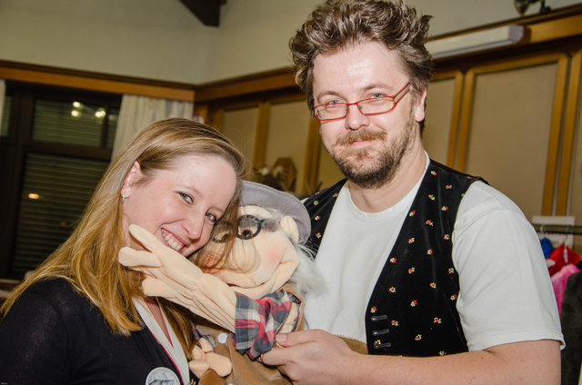 Bauchredner Bernhard zeigte Iris Wistermayer wie „Onkel Erwin“ funktioniert. | Foto: Foto: Kraus
