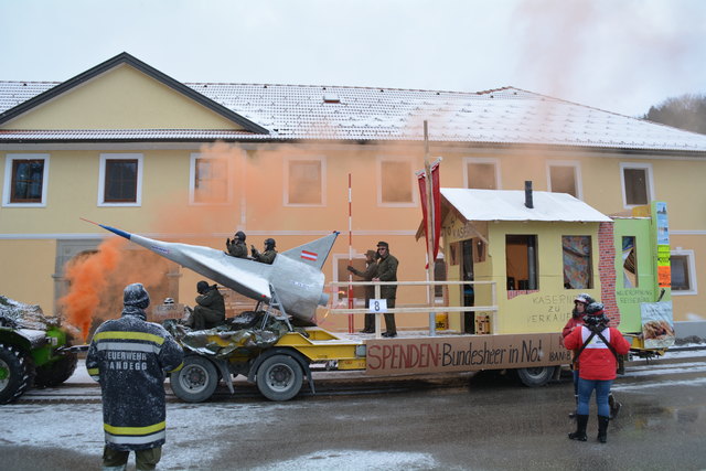 Der Wagen aus der Schliefau machte mit dem Thema "Bundesheer in Not" auf sich aufmerksam.