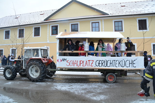 Die "Schnapserrunde Riegler" sorgte mit ihrem ORF-kritischen Wagen für Aufsehen in Randegg.