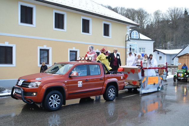 "Liebesgschichten - Heiratssachen" war das Thema der Firmen Steinecker und VW Pruckner.