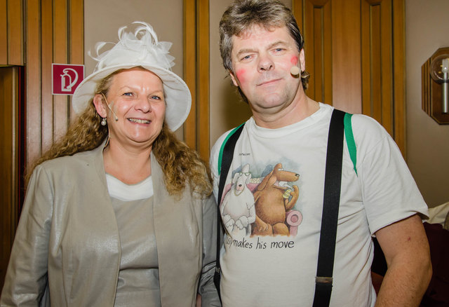 „Buschi“ Günther Bauer wird von „Mama“ Angelika Ost in den „Männergarten“ gebracht. | Foto: Foto: Kraus