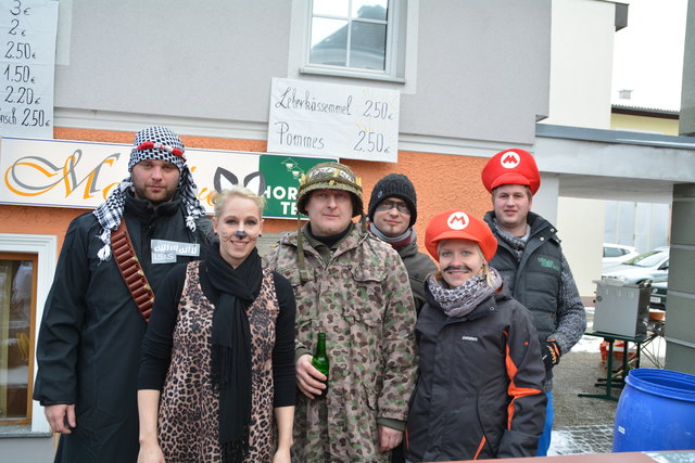 Christoph, Andrea, Gerhard, Mario, Andrea und Leo schenkten heiße Getränke aus.