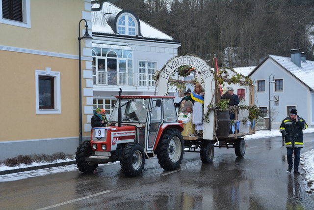 Der Wagen aus Perwarth fuhr mit dem "ER WINzerkönig" durch den Ort.