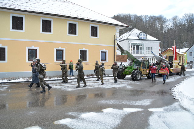 Der Wagen aus der Schliefau machte mit dem Thema "Bundesheer in Not" auf sich aufmerksam.