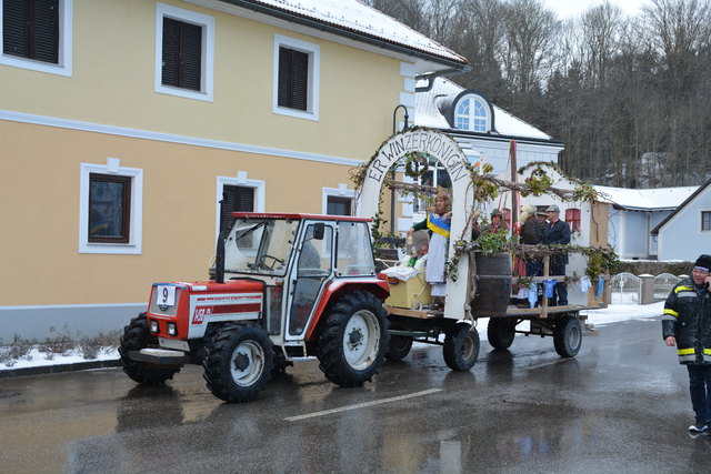 Der Wagen aus Perwarth fuhr mit dem "ER WINzerkönig" durch den Ort.