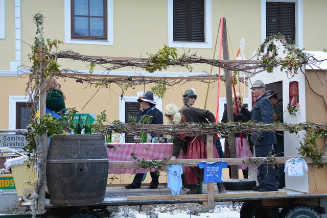 Der Wagen aus Perwarth fuhr mit dem "ER WINzerkönig" durch den Ort.