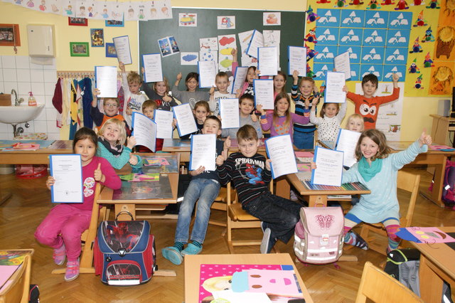 Die Kinder der 1. Klassen der Volksschulen Hollabrunn erhielten statt eines Zeugnisses eine Lernzielkontrollmappe.Foto: ag