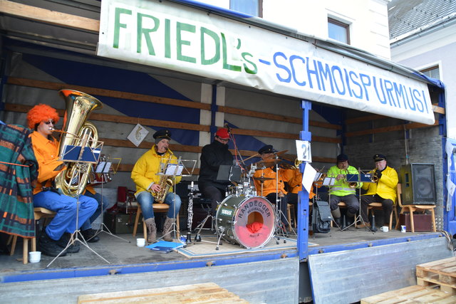 "Friedl's Schmoispurmusi" spielte beim Randegger Faschingsumzugf auf.