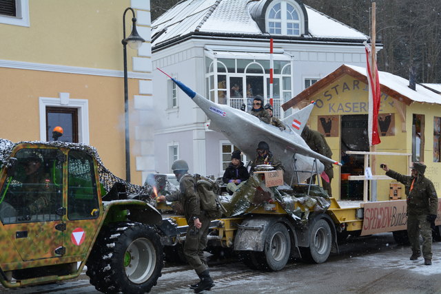 Der Wagen aus der Schliefau machte mit dem Thema "Bundesheer in Not" auf sich aufmerksam.