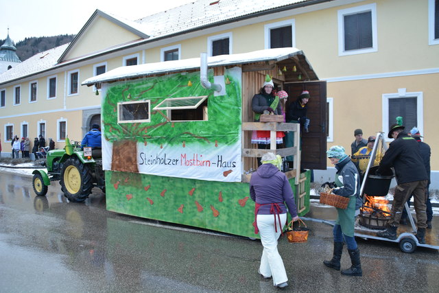 Die "Steinholzsiedlung" zog mit dem "Mostbirnhaus" die Blicke auf sich.