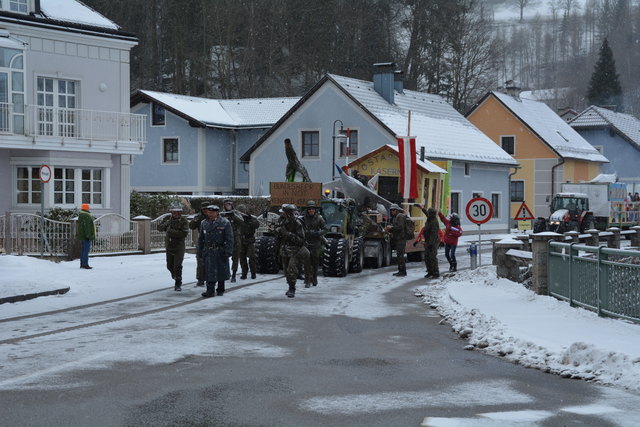 Der Wagen aus der Schliefau machte mit dem Thema "Bundesheer in Not" auf sich aufmerksam.