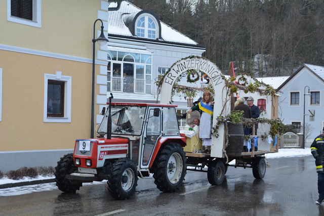 Der Wagen aus Perwarth fuhr mit dem "ER WINzerkönig" durch den Ort.