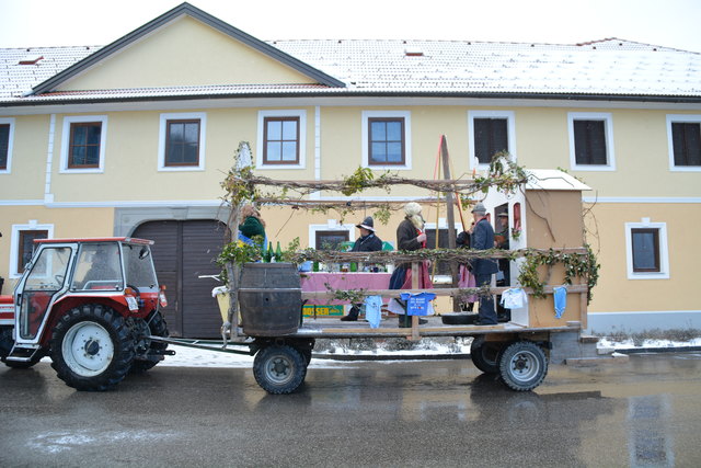 Der Wagen aus Perwarth fuhr mit dem "ER WINzerkönig" durch den Ort.