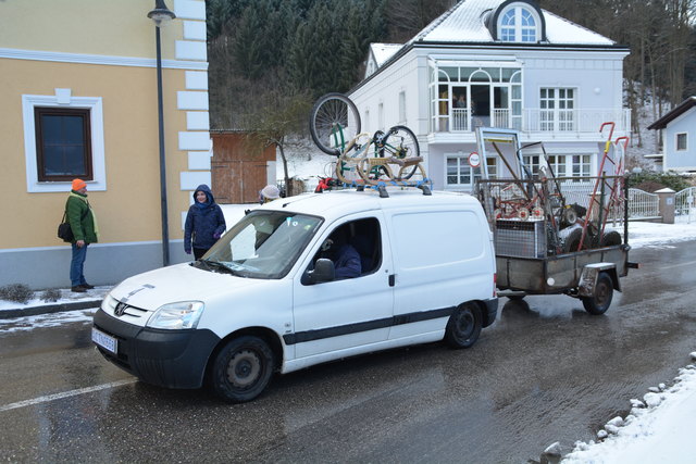Der "Flaschenklub" war mit einer "nächtlichen Sperrmüllsammlung am Start.