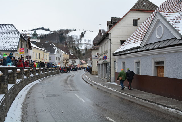 Trotz Schneetreibens und eisiger Temperaturen fanden warteten viele Zuseher gespannt auf den Faschingsumzug in Randegg.