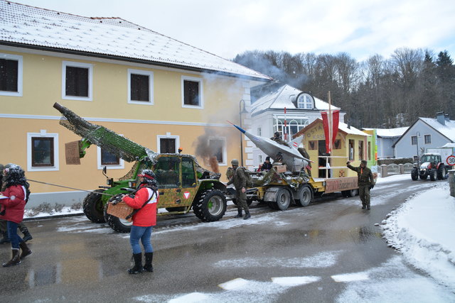 Der Wagen aus der Schliefau machte mit dem Thema "Bundesheer in Not" auf sich aufmerksam.