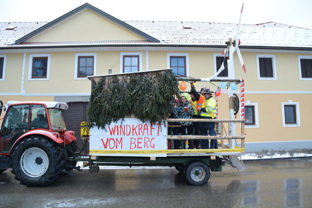 Die Gruppe vom Franzenreitherberg fuhr mit einem Windrad durch den Ortskern.