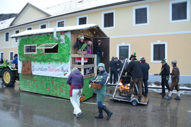 Die "Steinholzsiedlung" zog mit dem "Mostbirnhaus" die Blicke auf sich.