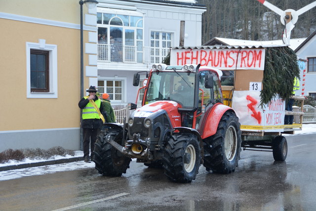 Die Gruppe vom Franzenreitherberg fuhr mit einem Windrad durch den Ortskern.