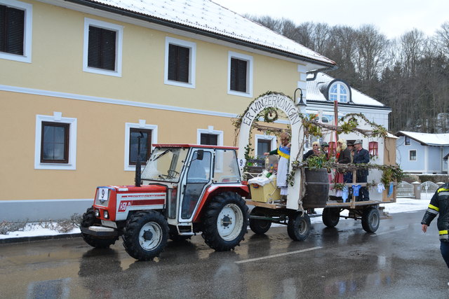 Der Wagen aus Perwarth fuhr mit dem "ER WINzerkönig" durch den Ort.
