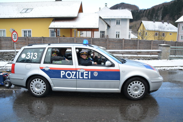 Auch die "Pozilei" war beim Randegger Faschingsumzug mit einem Wagen vertreten.