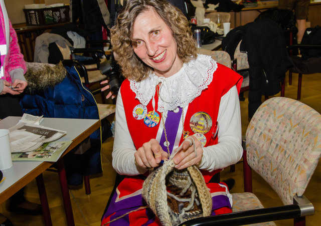 Monika beschäftigte sich in der Pause mit der Fertigstellung einer Haube. | Foto: Foto: Kraus