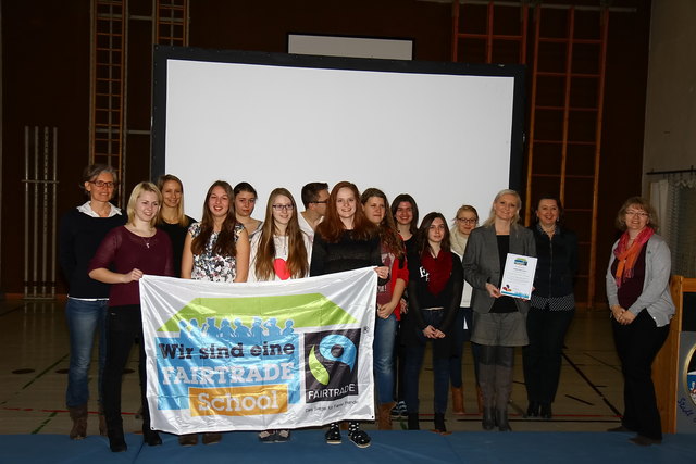 Stolz auf die Auszeichnung: das FAIRTRADE-Schulteam des BORG Oberndorf mit Frau Adrie Danner (rechts). | Foto: Bilder sind kostenfrei mit dem Credit „BORG/FMT“ zu verwenden