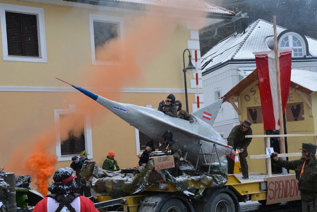 Der Wagen aus der Schliefau machte mit dem Thema "Bundesheer in Not" auf sich aufmerksam.