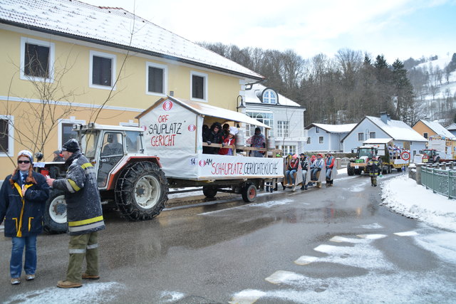 Die "Schnapserrunde Riegler" sorgte mit ihrem ORF-kritischen Wagen für Aufsehen in Randegg.
