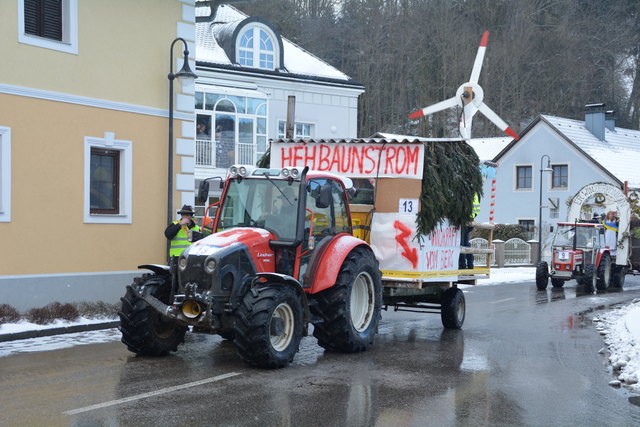 Die Gruppe vom Franzenreitherberg fuhr mit einem Windrad durch den Ortskern.