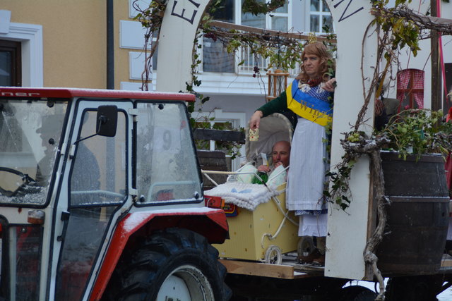 Der Wagen aus Perwarth fuhr mit dem "ER WINzerkönig" durch den Ort.