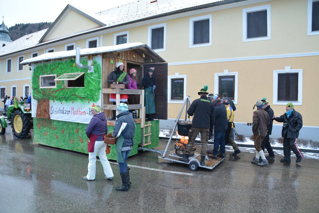 Die "Steinholzsiedlung" zog mit dem "Mostbirnhaus" die Blicke auf sich.