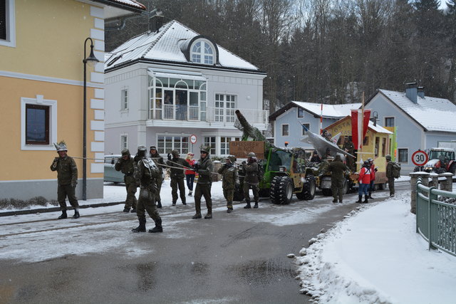 Der Wagen aus der Schliefau machte mit dem Thema "Bundesheer in Not" auf sich aufmerksam.