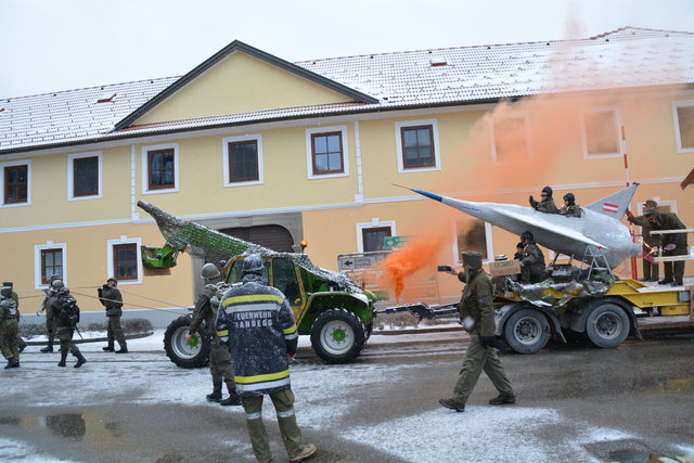 Der Wagen aus der Schliefau machte mit dem Thema "Bundesheer in Not" auf sich aufmerksam.