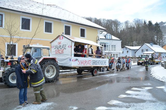Die "Schnapserrunde Riegler" sorgte mit ihrem ORF-kritischen Wagen für Aufsehen in Randegg.