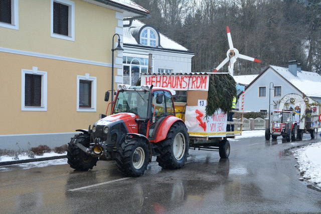 Die Gruppe vom Franzenreitherberg fuhr mit einem Windrad durch den Ortskern.
