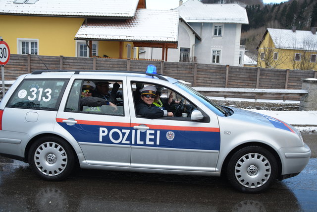 Auch die "Pozilei" war beim Randegger Faschingsumzug mit einem Wagen vertreten.