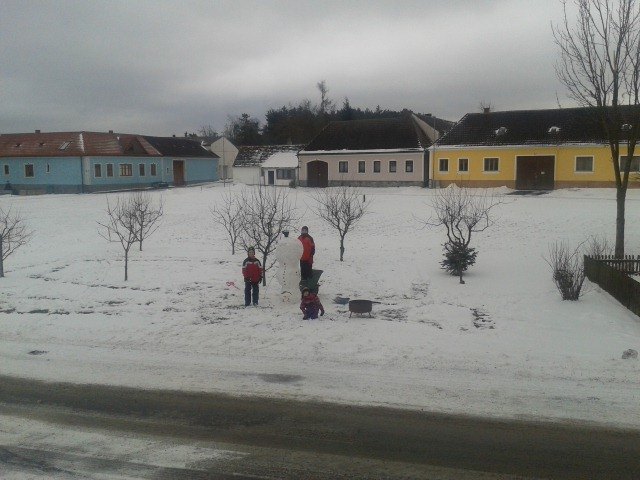 Sophie Trattner, Tobias und Stefan Bock beim Bauen.