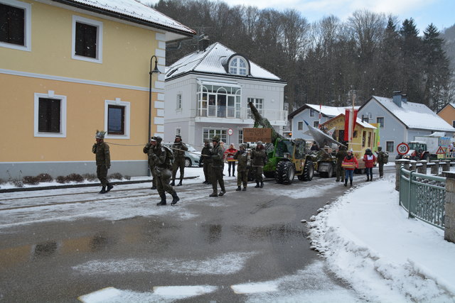 Der Wagen aus der Schliefau machte mit dem Thema "Bundesheer in Not" auf sich aufmerksam.