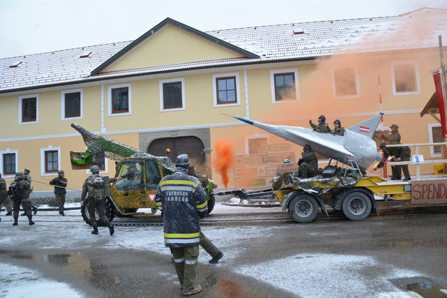 Der Wagen aus der Schliefau machte mit dem Thema "Bundesheer in Not" auf sich aufmerksam.