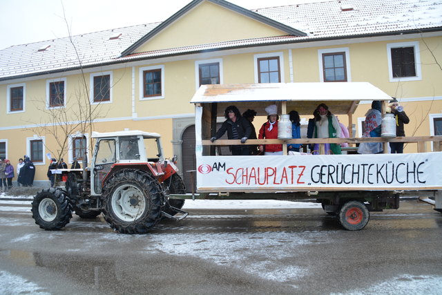 Die "Schnapserrunde Riegler" sorgte mit ihrem ORF-kritischen Wagen für Aufsehen in Randegg.