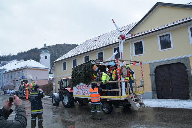 Die Gruppe vom Franzenreitherberg fuhr mit einem Windrad durch den Ortskern.